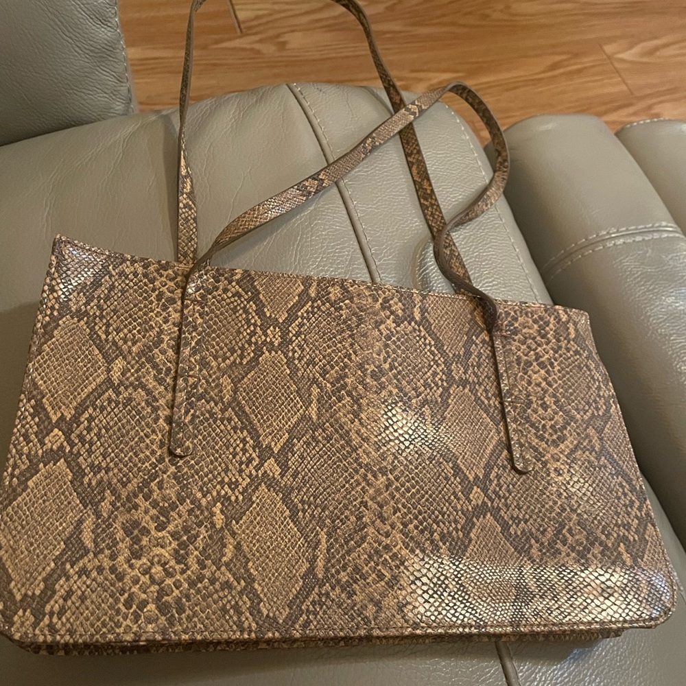 NWOT GUESS Purse.
